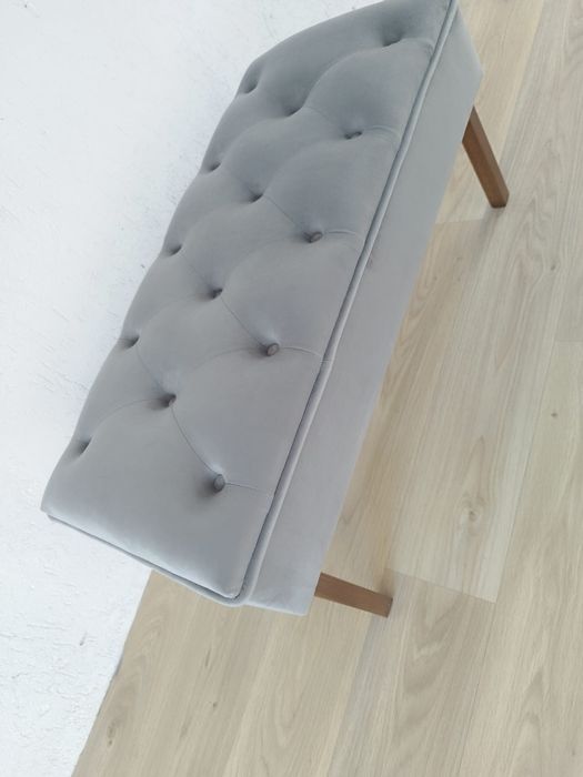 Vând bancuta din catifea gri, model cu nasturi, chesterfield