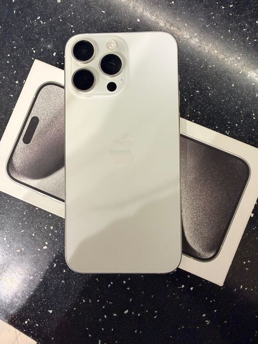 Продавам iPhone 15 pro max отлично състояние !