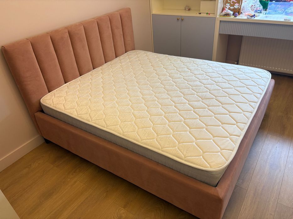 Кровать для девочки с мягкой обивкой