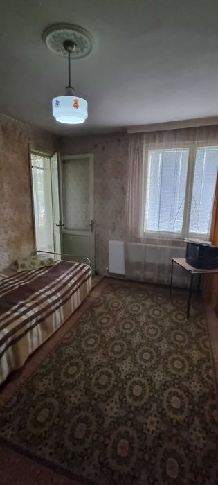 1300-Продава се тристаен тухлен апартамент в центъра на града
