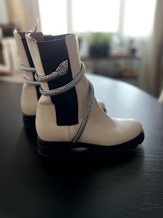 Бели кожени боти