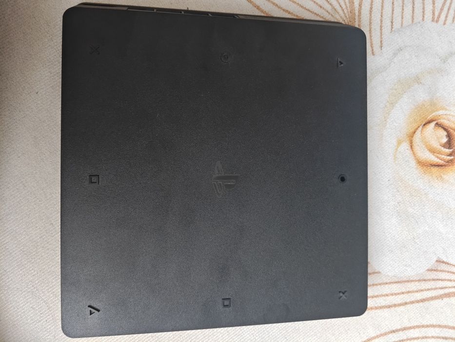 Продам Playstation 4 slim с играми