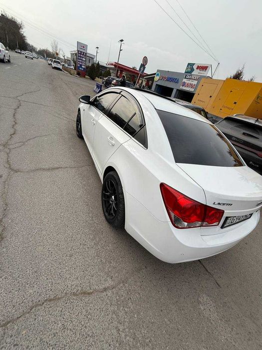 Продается Cruze 1.6 хорошее состояние.