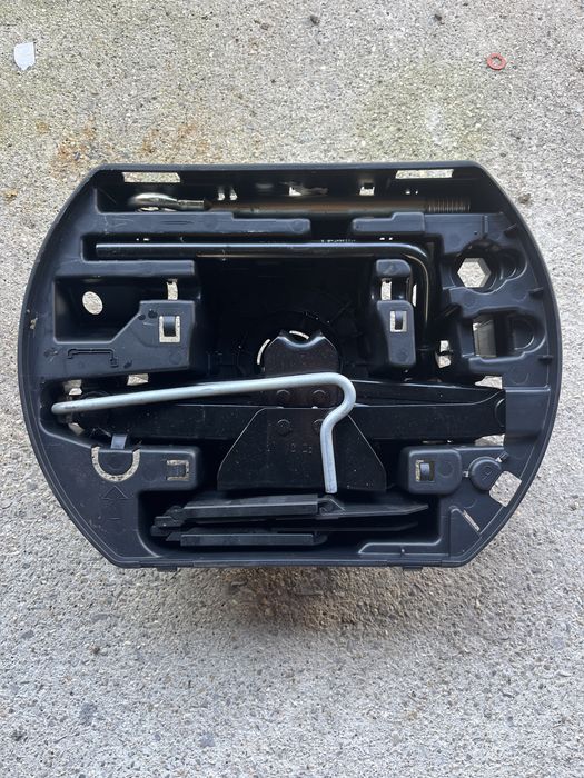 Кейс с крик ключ за гуми и инструменти за Пежо Ситроен