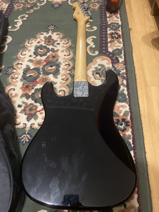 Срочно продам электрогитару фендер