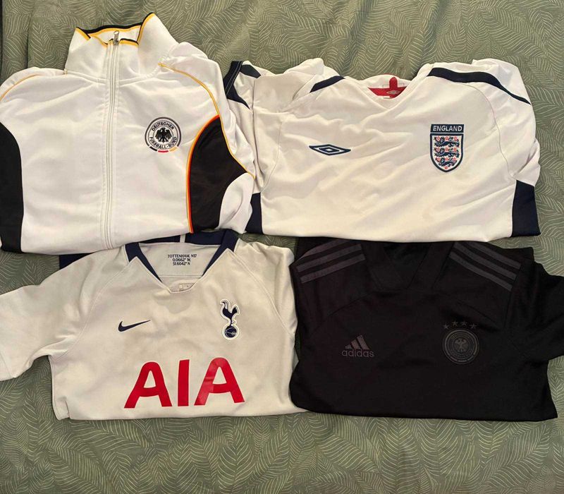 Футболни тениски на Байер и Англия