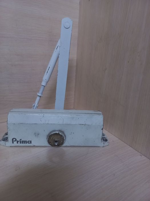 Дверной доводчик