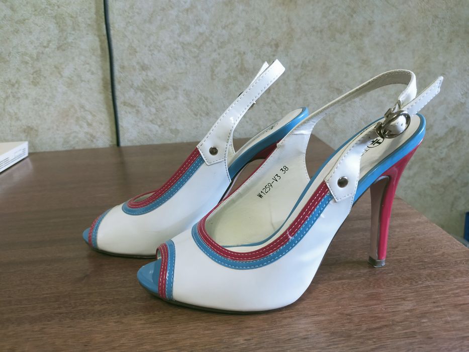 Продам туфли белые