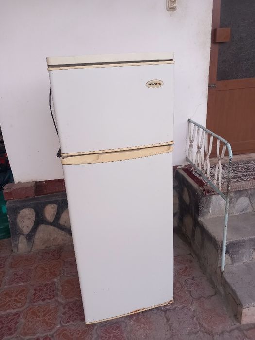 Muzlatgich ROISON sotiladi.