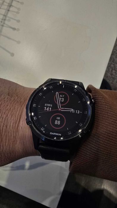 Продавам часовник Garmin Fenix 5 plus Sapphire