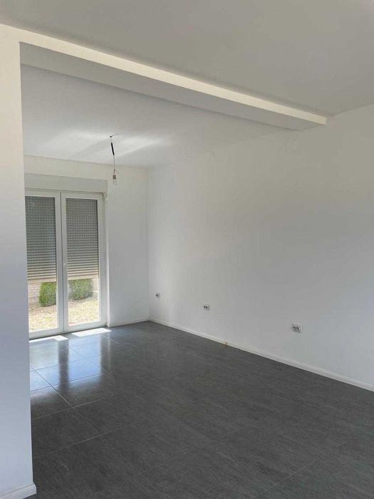 Vand 1/2 duplex ,  str. S . Barnutiu  . cartier nou