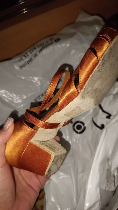 Продам бальное платье и туфли на девочку