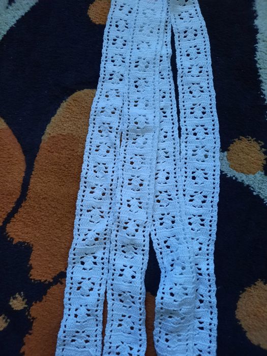 Dantelă alba din bumbac crosetata manual