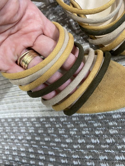 Sandale cu cureluse mustar