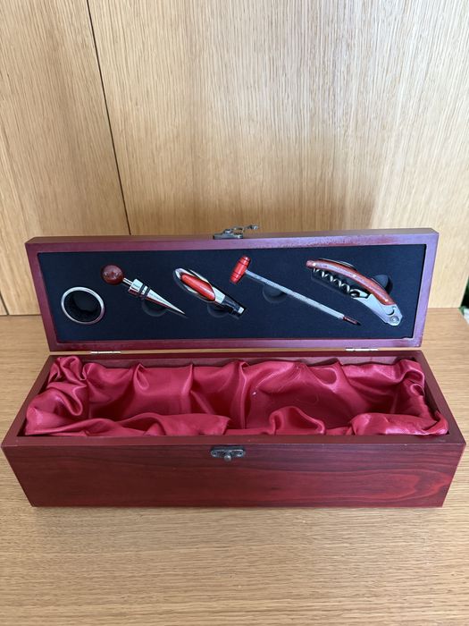 Set accesorii de vin rosu din inox in cutie din lemn de bambus
