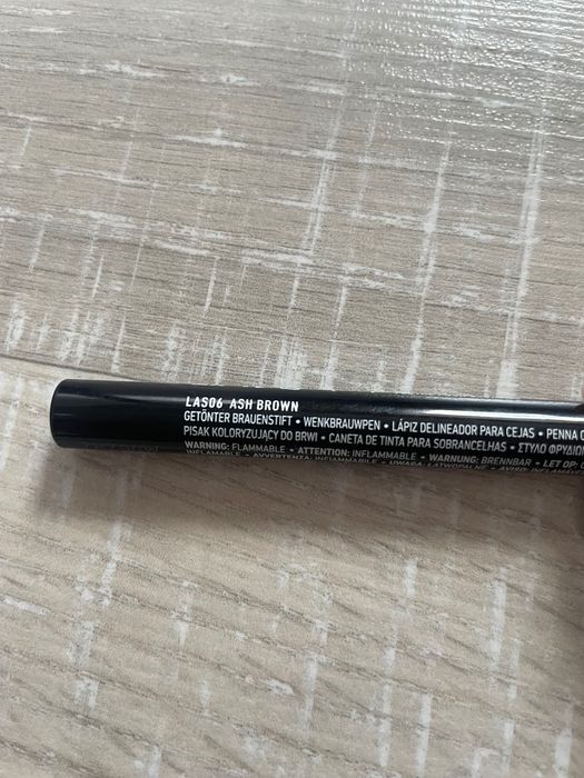 Моливи за устни Rimmel 705 cappuccino, Catrice 150 Queen vibes! Писец за вежди Nyx Ash brown