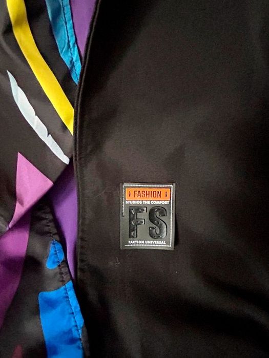 Стильный плащ с арт-принтом