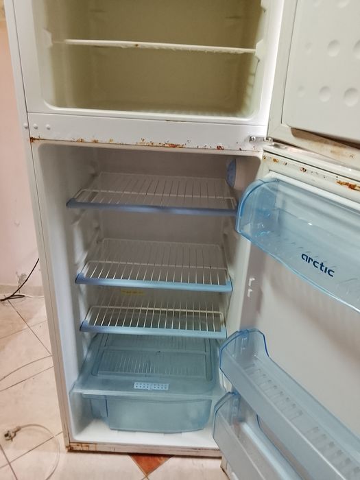 Vând frigider Artic