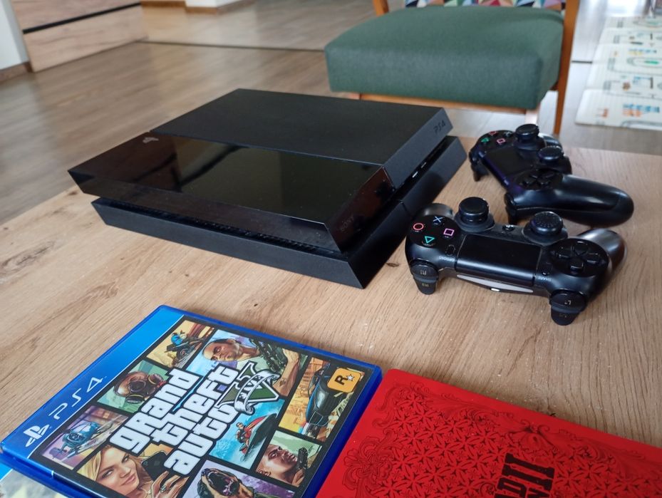 Playstation 4 с два джойстика и 4 игри