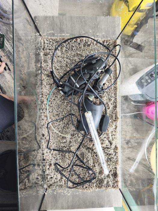 Vând acvariu 60 litrii