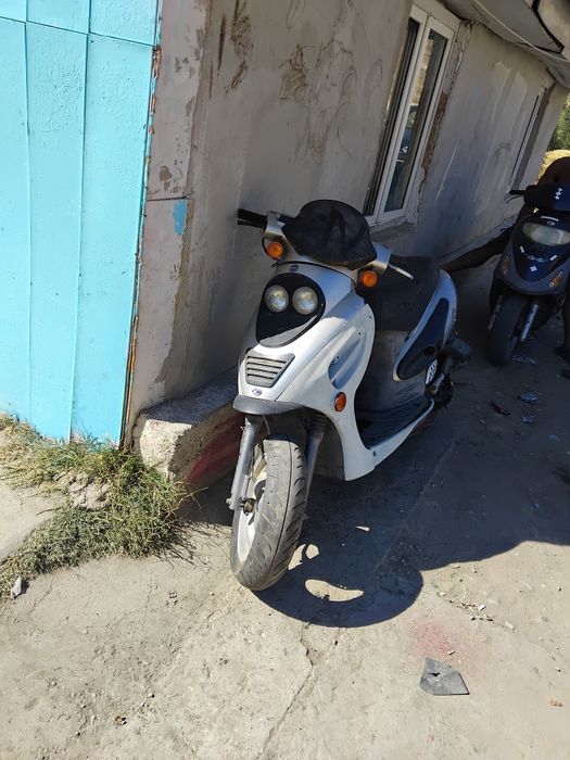 Vând scuter KYMCO de 50cc sau schimb cu alt scuter .