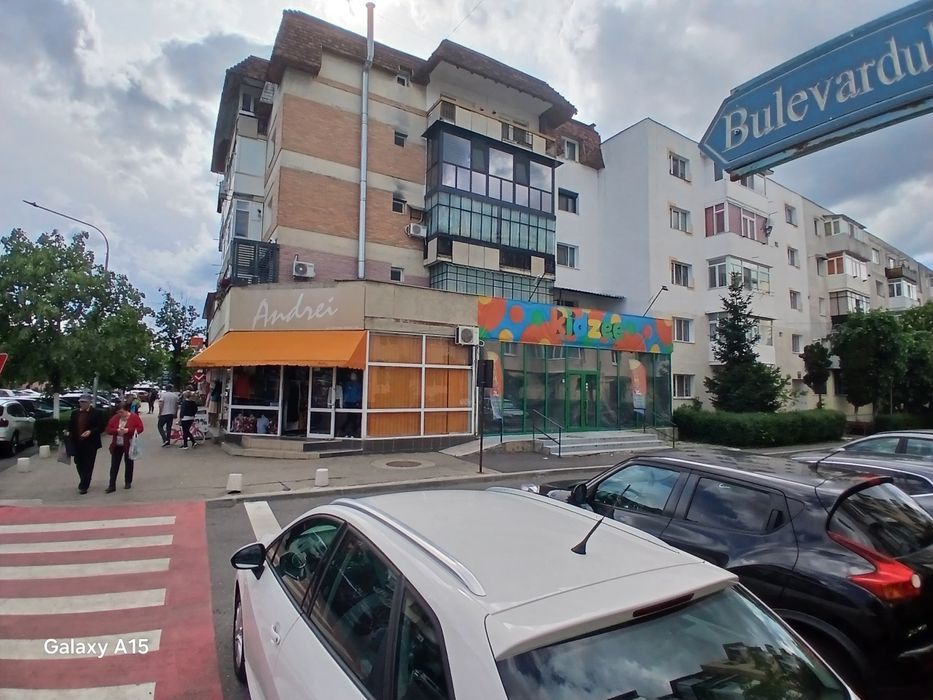 Spațiu comercial 115 m2 utili central vitrina 10 m trifazic rampa acces incarcare marfă spate