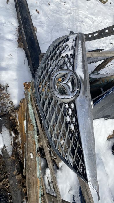 Продам переднию решетку радиатора