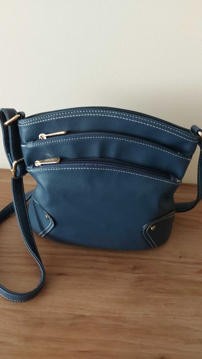 Малка синя чанта- събира много неща