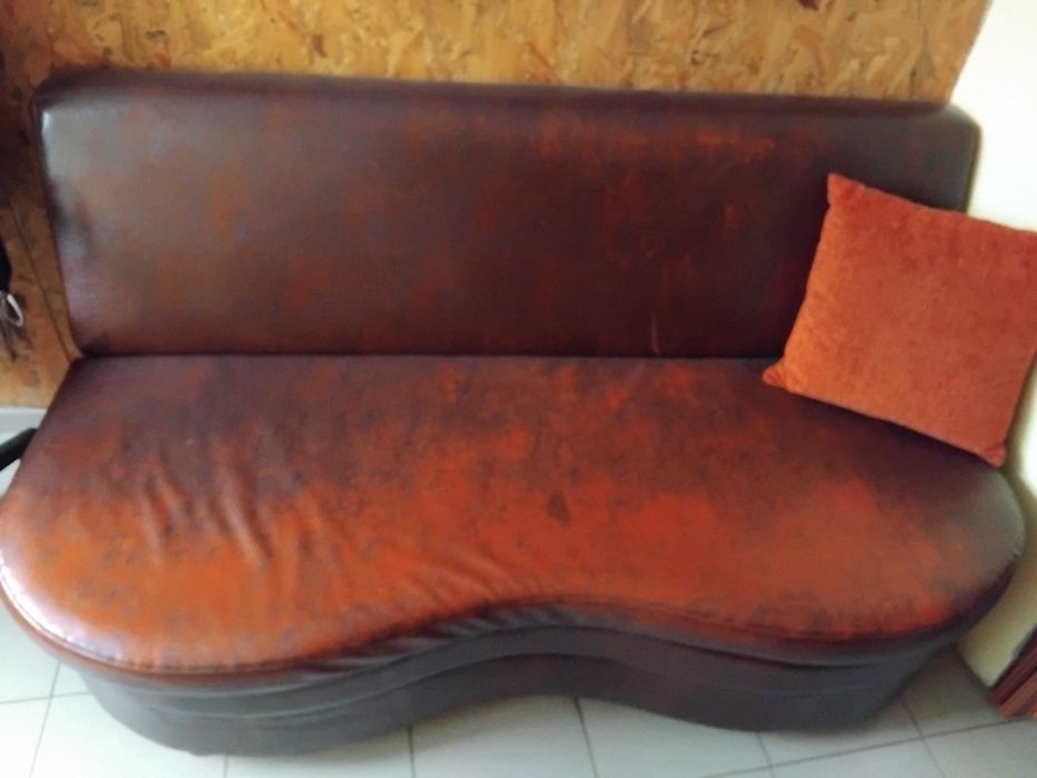 Кожен диван за офис