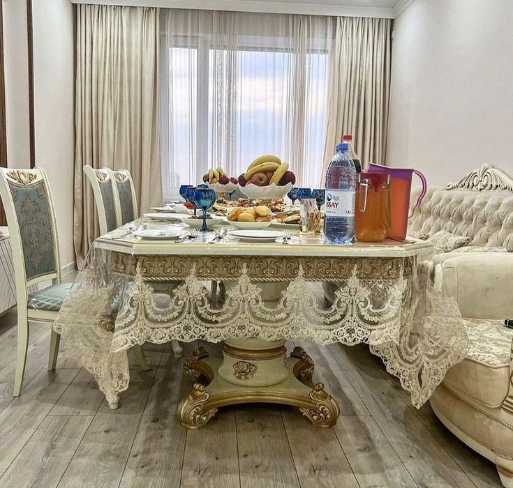 Клиенка и скатерть для стола.