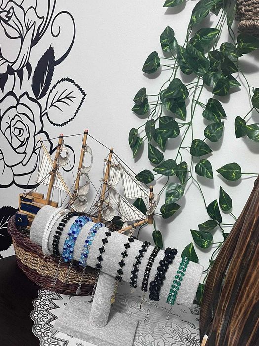 Гривни от маниста