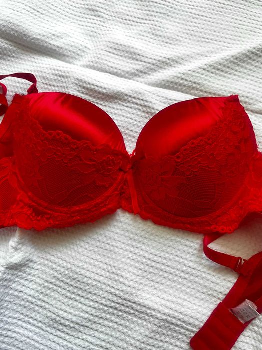 Sutien push up rosu si detalii elegante din dantela