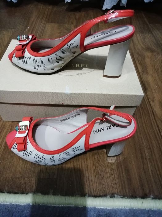 Продаются  Женские кожаные босоножки