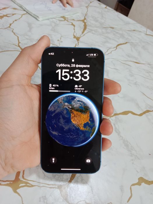 Айфон 13 в синем цвете