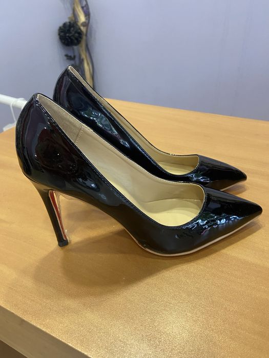дамски обувки на Christian Louboutin