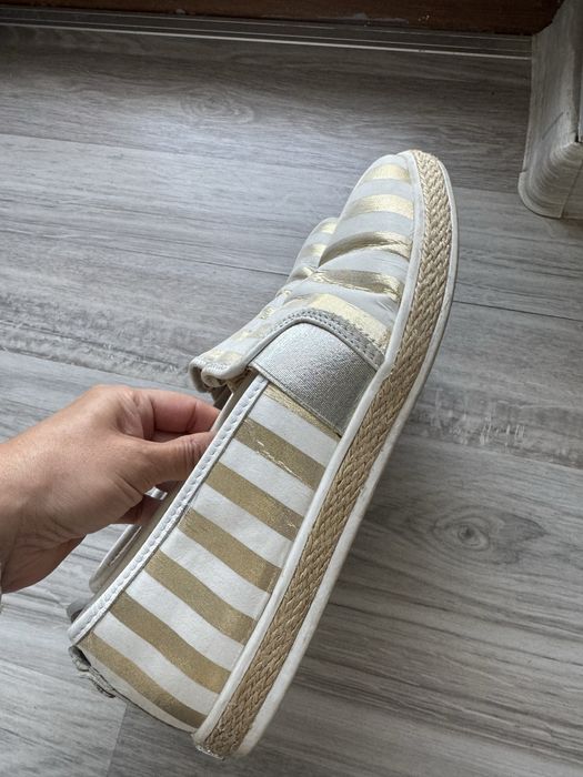 Оригинални мокасини на Guess