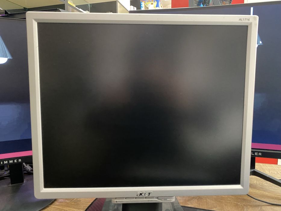 Monitorlar sotiladi.