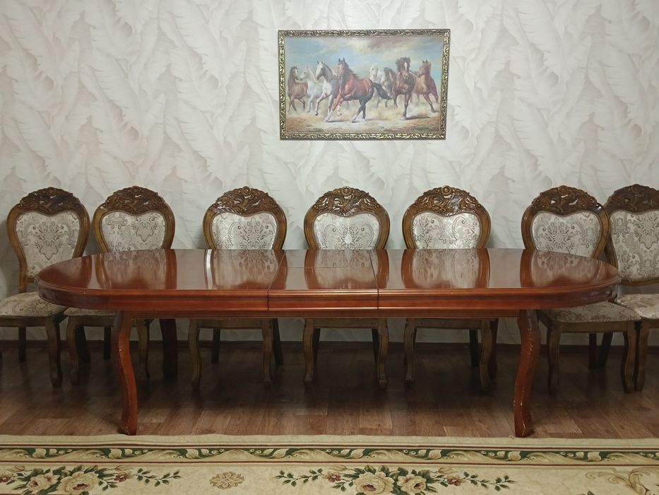 Раздвижной стол со стульями