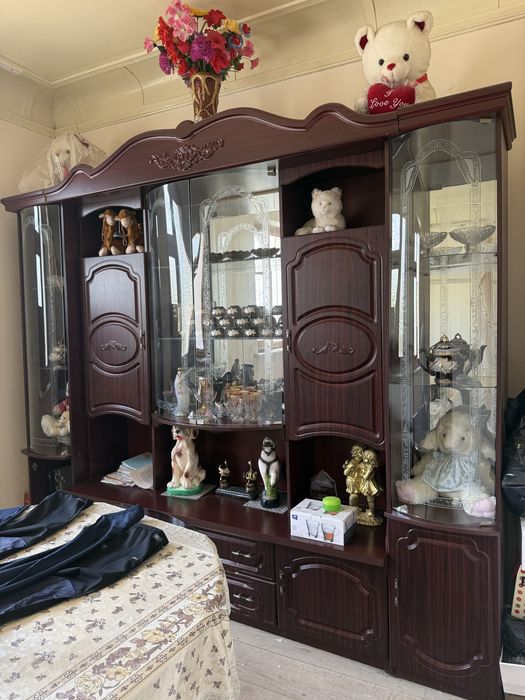 Стенка для гостинной в коричневом цвете нигде не сломано можете