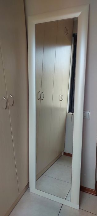 Изящное зеркало в кожаной раме