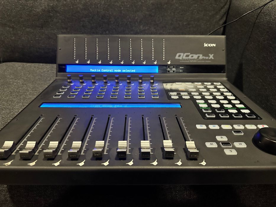 iCon Qcon Pro X DAW Controller - Миди контролер