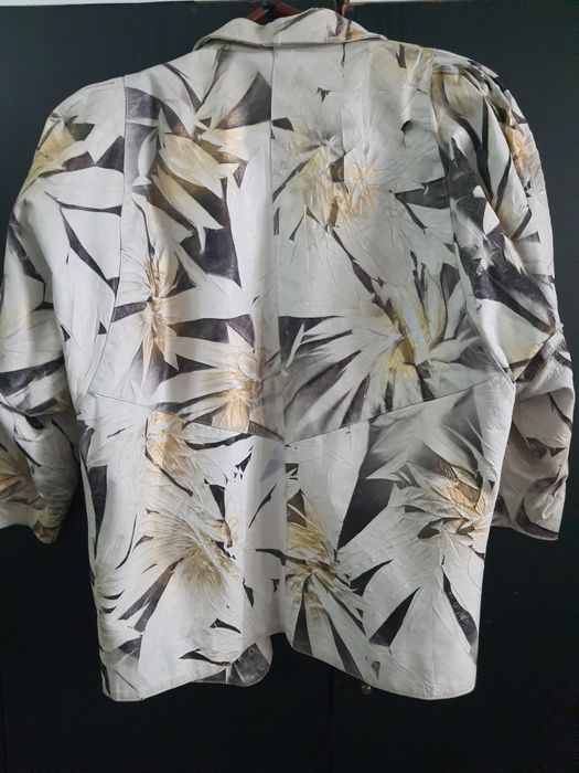 Марково кожено яке на цветя