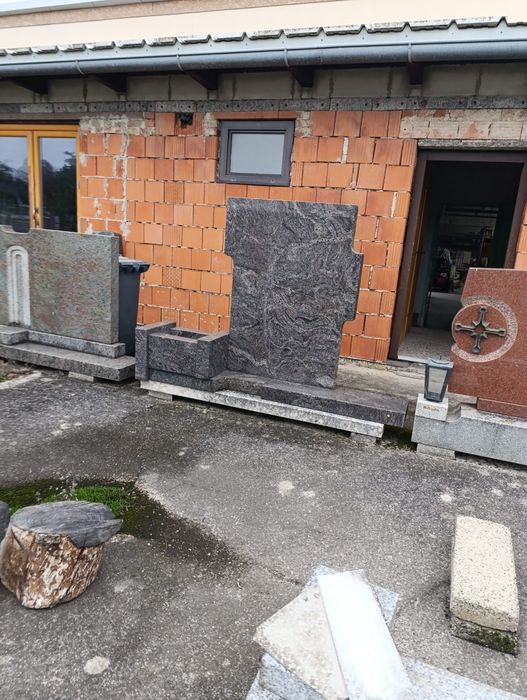 Vând obiecte funerare cruci din granit,cavou.