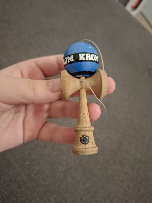 Vând kendama krom mikro