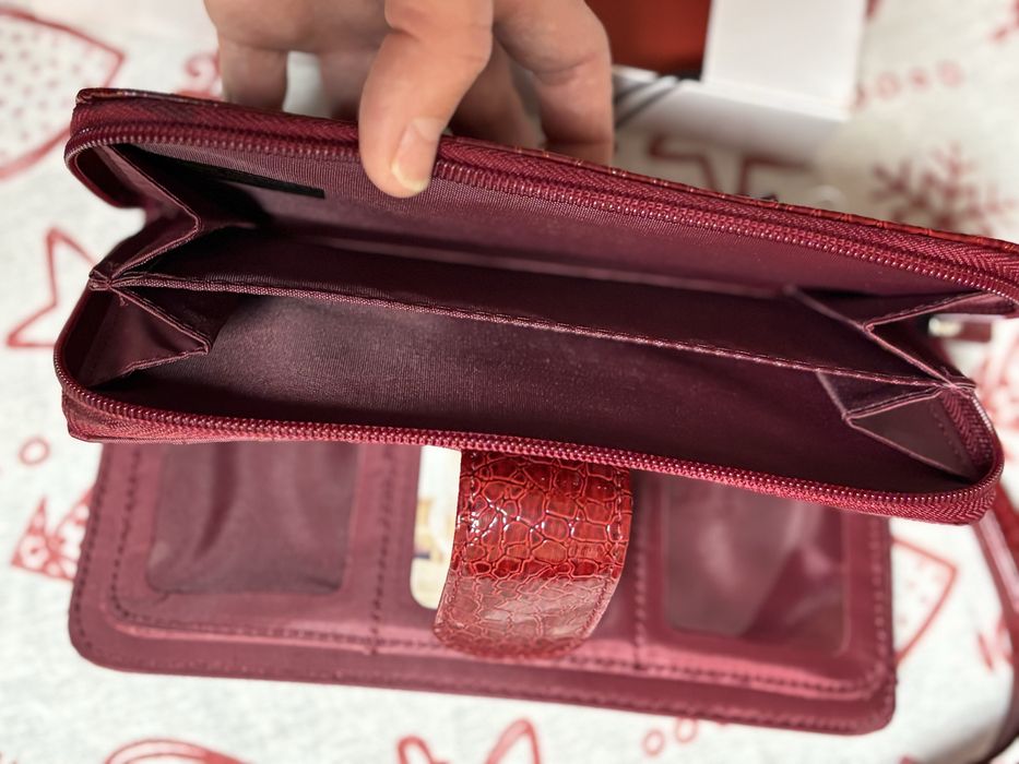 Чисто нов голям червен портфейл на цена 30 лв.