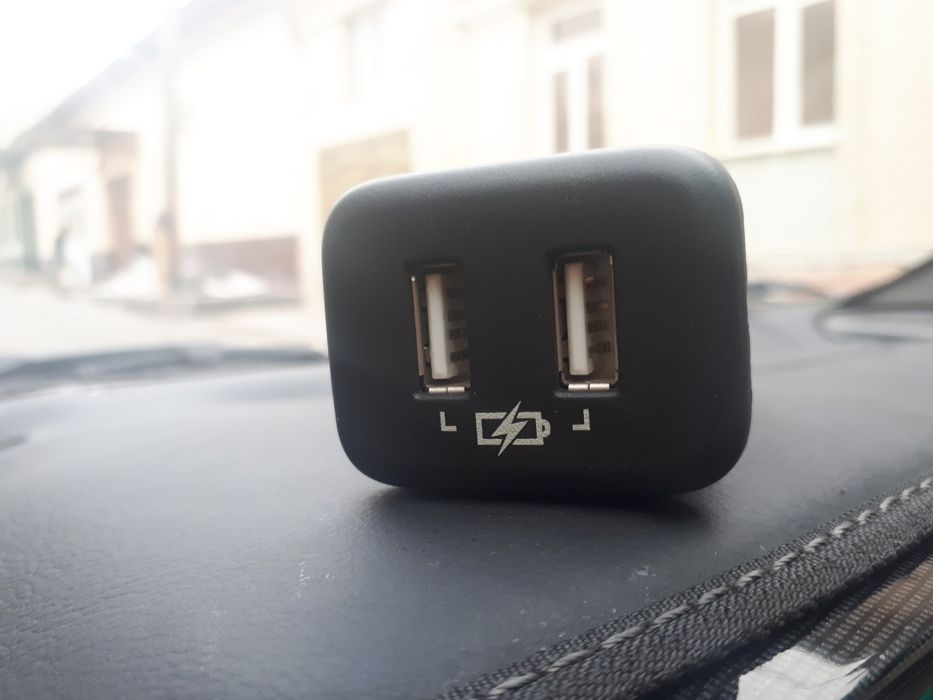 Продам зарядку для телефона от шевроле MALIBU 2.состояние отличное.оче