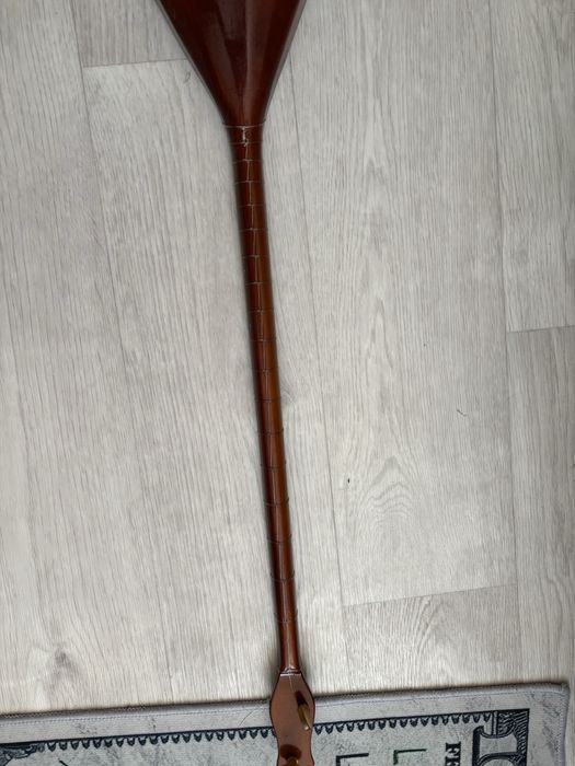 Продам казахскую домбру в хорошем состояние