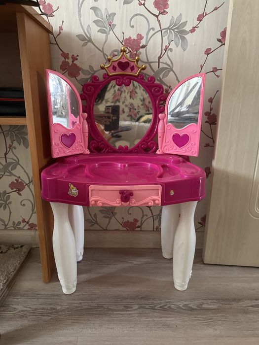 Детский туалетный столик,