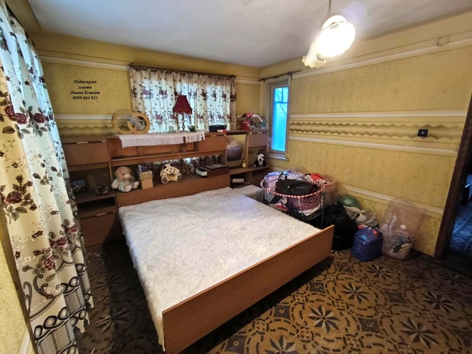 Двуетажна къща с постройка