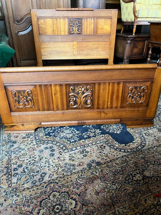 Масивно дъбово легло.